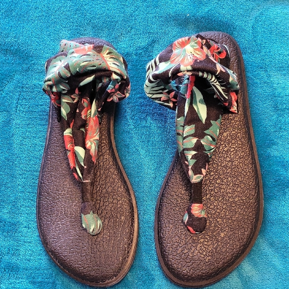 Sanuk Red and Green Floral Sandals NWOT Size 8 - Picture 2 of 6